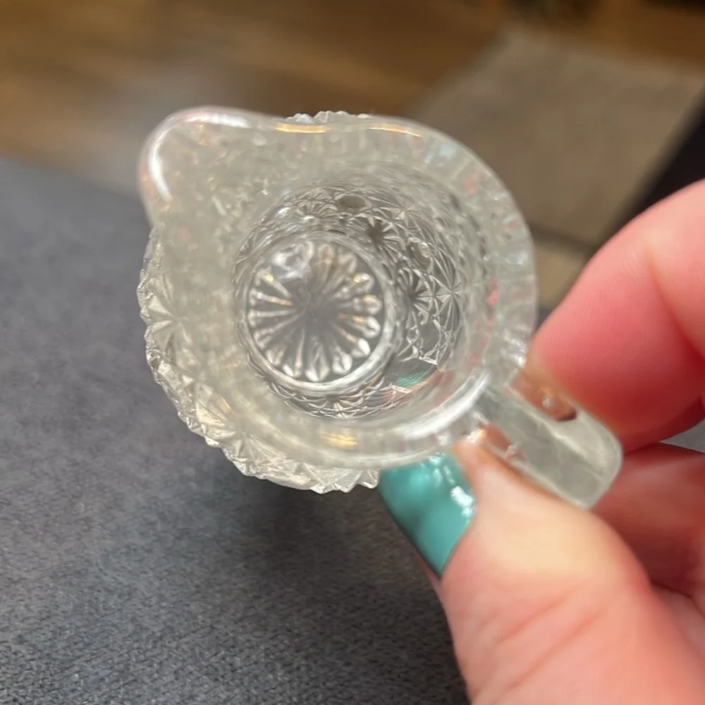 Vintage daisy and button pattern clear pressed glass mini creamer pitcher - Picture 6 of 6